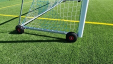 Fotbalová branka 7,32 × 2,44 m – hliníková, přenosná, s kotvením do země a pojezdovými koly_obr4