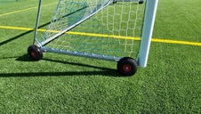 Fotbalová branka 7,32 × 2,44 m – hliníková, přenosná, s kotvením do země pojezdovými koly_obr3