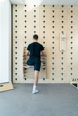 Žebřiny s gluteální stanicí a dřevěným trojúhelníkem_obr2