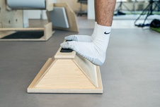 Žebřiny s gluteální stanicí a dřevěným trojúhelníkem_obr4