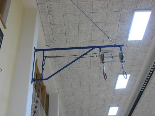 Konstrukce pro gymnastické kruhy k uchycení na stěnu