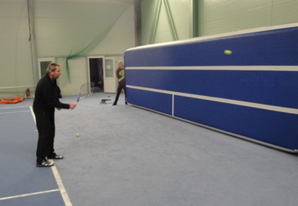 Mobilní tenisová stěna - nafukovací žíněnka -  rozměry 6 x 1,8 x 0,15 m_obr3