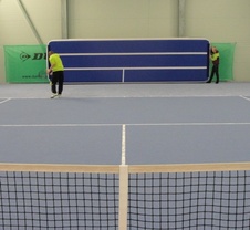 Mobilní tenisová stěna - nafukovací žíněnka -  rozměry 8 x 1,8 x 0,15 m