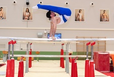 Soutěžní paralelní bradla "LIVERPOOL" s vyztuženým rámem a žerděmi z přírodních vláken - schváleno FIG_obr2