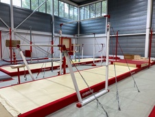 Soutěžní asymetrická bradla RIO, krátká lana, žerď s laminátovým jádrem_obr4